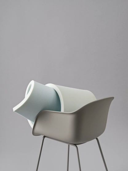 Muuto Fiber Armchair stol med armlener og rørunderstell, polstret. Velg tekstil