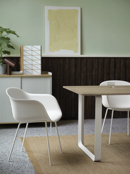 Muuto Fiber Armchair stol med armlener og rørunderstell, uten polstring. Velg understell og skall