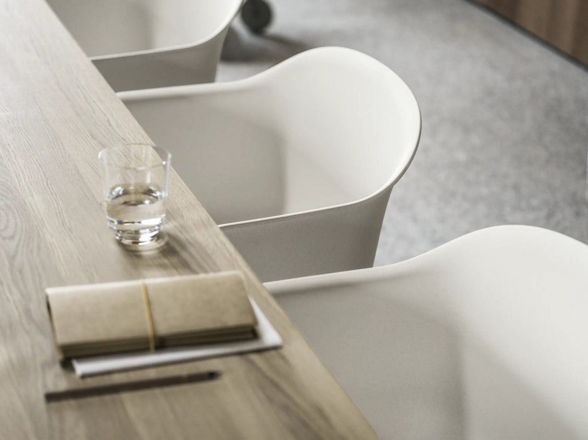 Muuto Fiber Armchair stol med armlener og svingbart understell, polstret. Velg tekstil