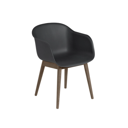 Muuto Fiber Armchair stol med armlener og trebein, polstret. Velg tekstil