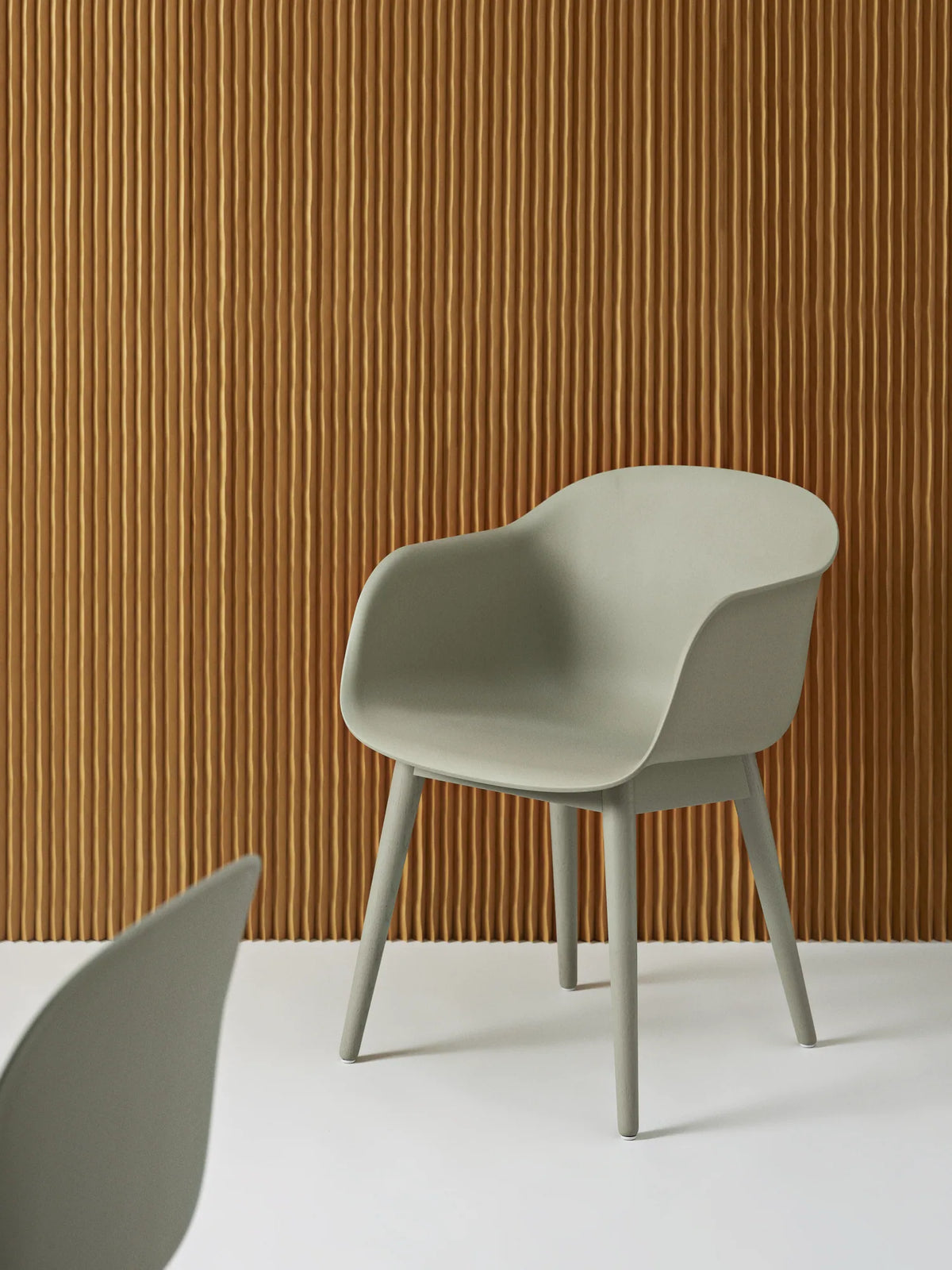 Muuto Fiber Armchair stol med armlener og trebein, frontpolstret. Velg tekstil