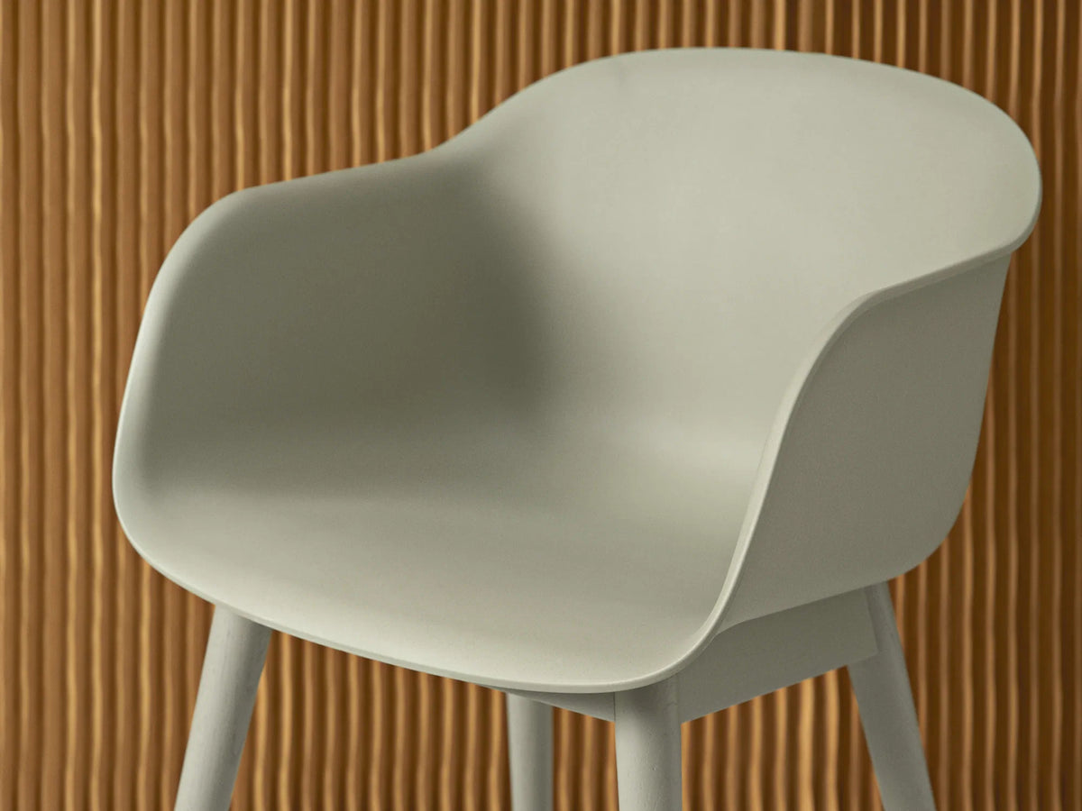 Muuto Fiber Armchair stol med armlener og trebein, uten polstring. Velg understell og skall