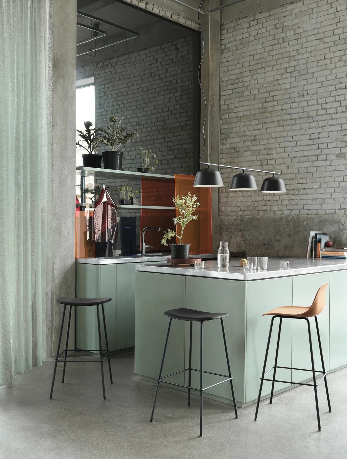 Muuto Ambit skinnelampe 126 cm. Velg farge