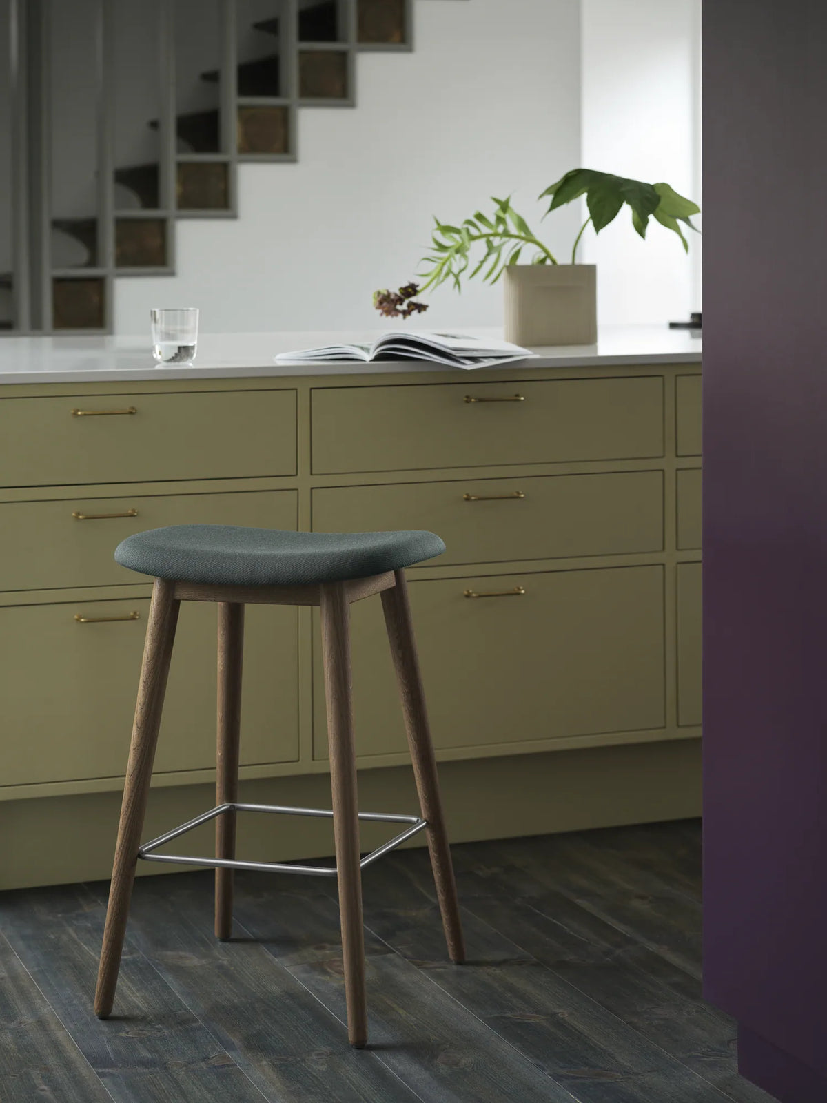 Muuto Fiber Counter Stool barkrakk H65 med trebein, uten polstring. Velg understell og skall