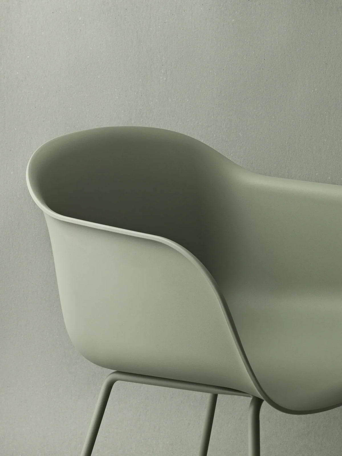 Muuto Fiber Armchair stol med armlener og rørunderstell, polstret. Velg tekstil