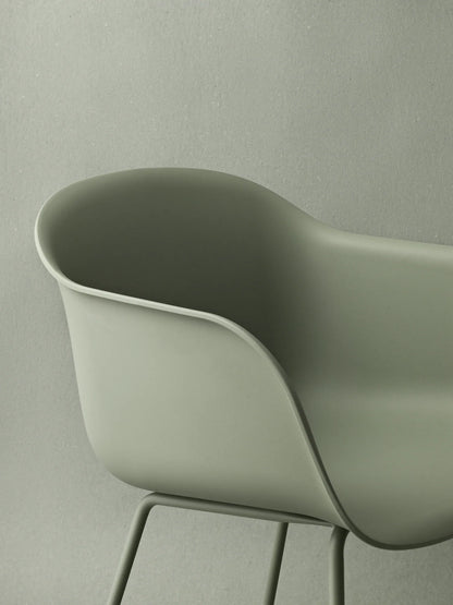 Muuto Fiber Armchair stol med armlener og rørunderstell, frontpolstret. Velg tekstil
