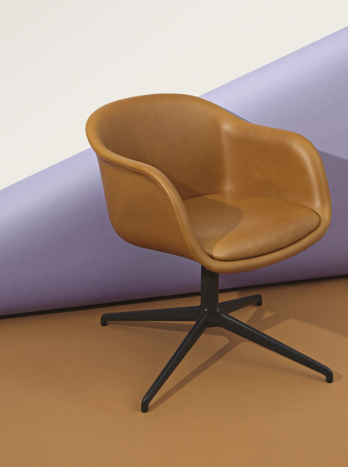 Muuto Fiber Conference konferansestol med svingbart understell. Velg tekstil