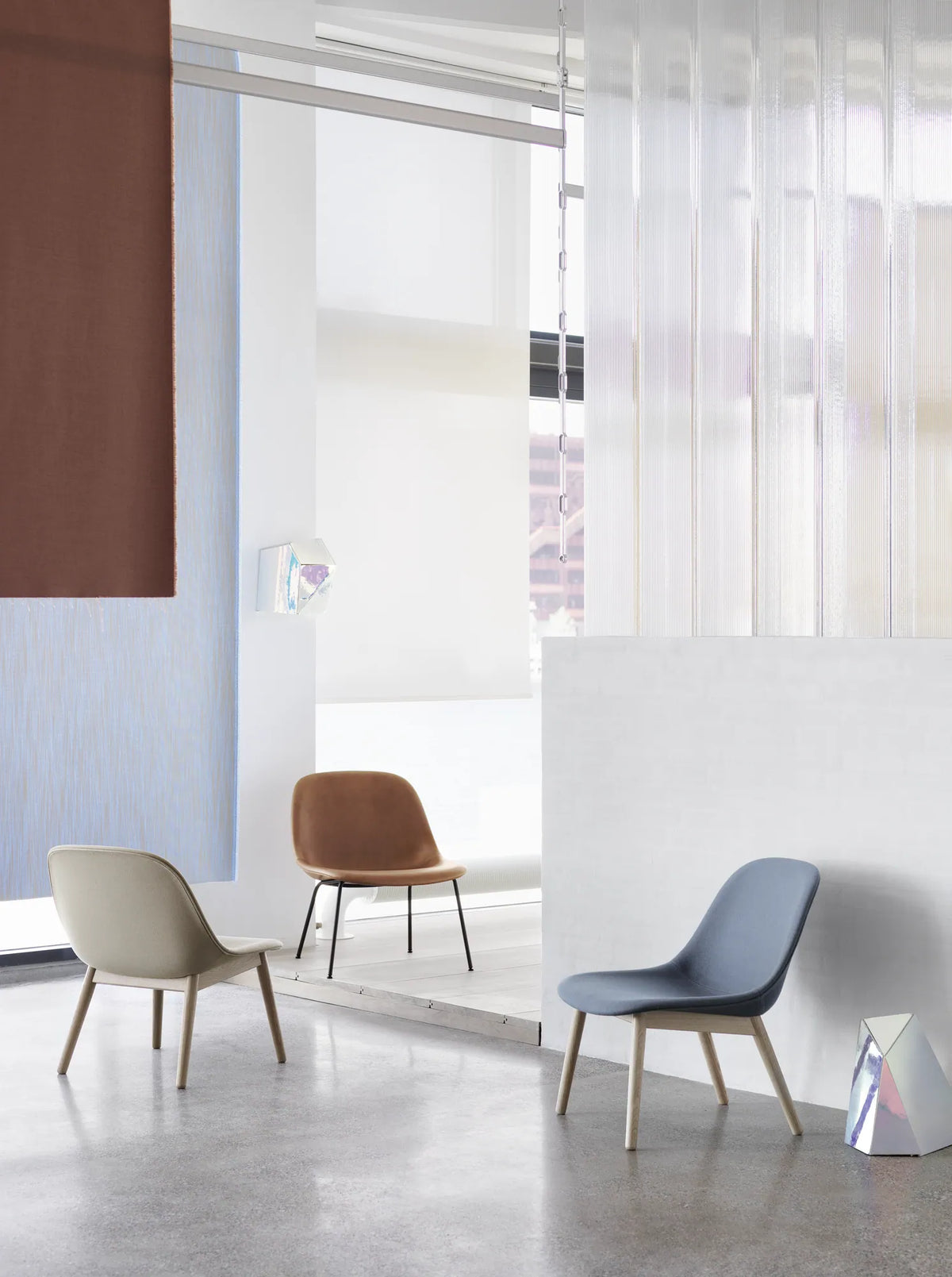 Muuto Fiber Lounge Chair loungestol med trebein, uten polstring. Velg understell og skall