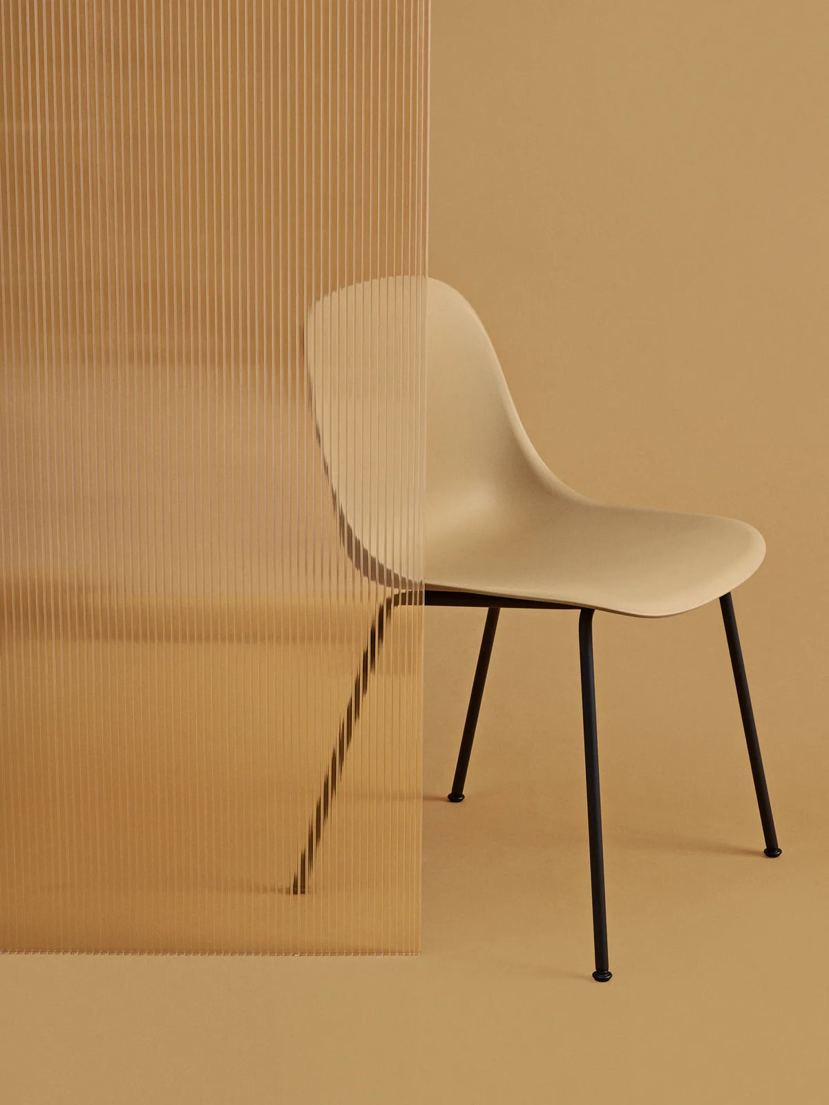 Muuto Fiber Side Chair spisestol med rørunderstell, uten polstring. Velg understell og skall