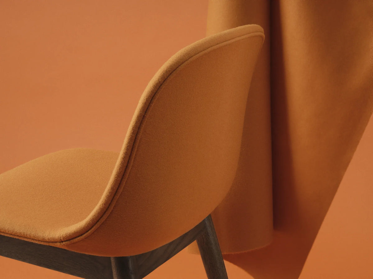 Muuto Fiber Side Chair spisestol med trebein, uten polstring. Velg understell og skall