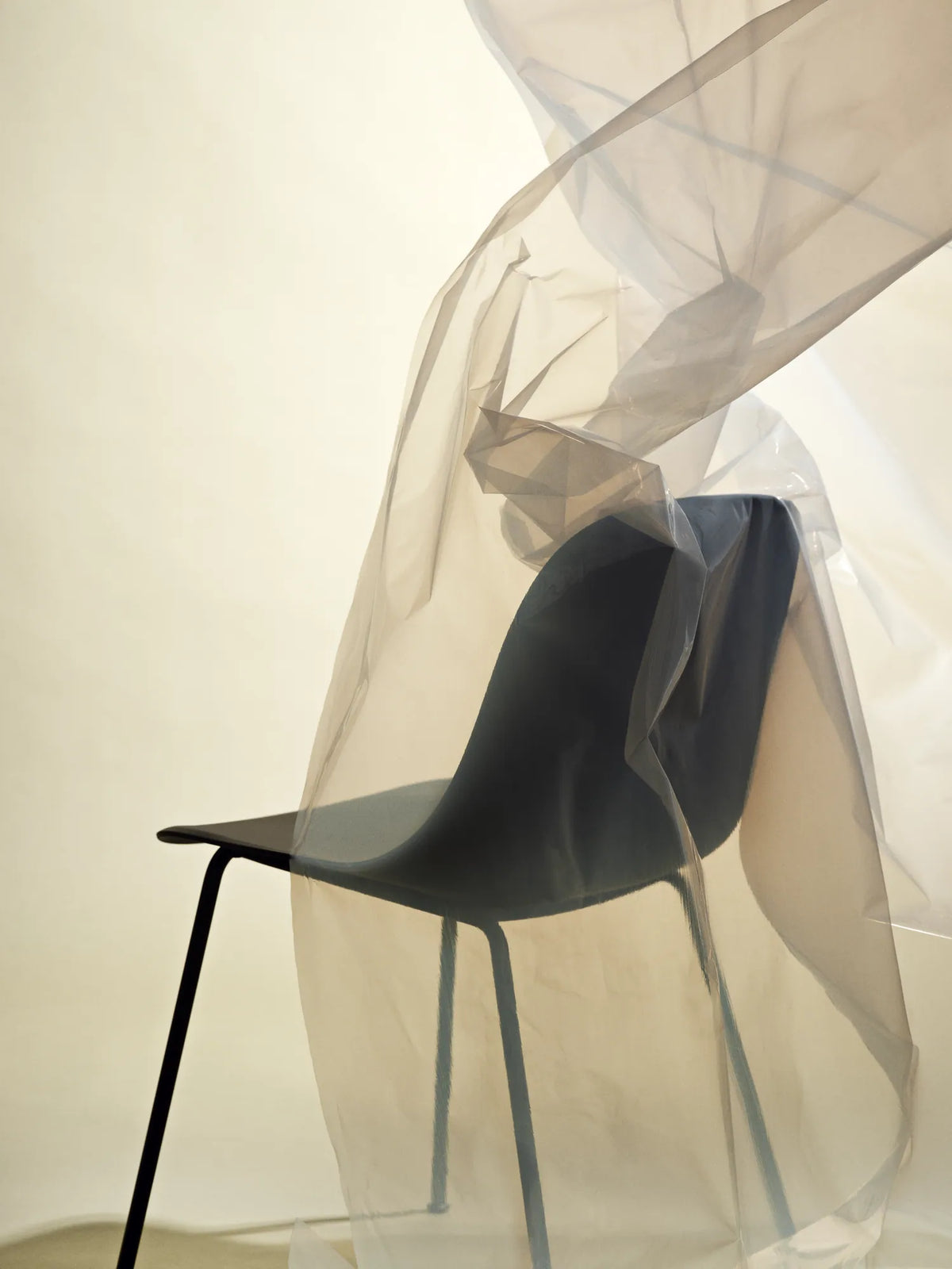 Muuto Fiber Side Chair spisestol med rørunderstell, uten polstring. Velg understell og skall