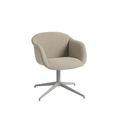 Muuto Fiber Soft Armchair polstret stol med armlener og svingbart understell. Velg tekstil