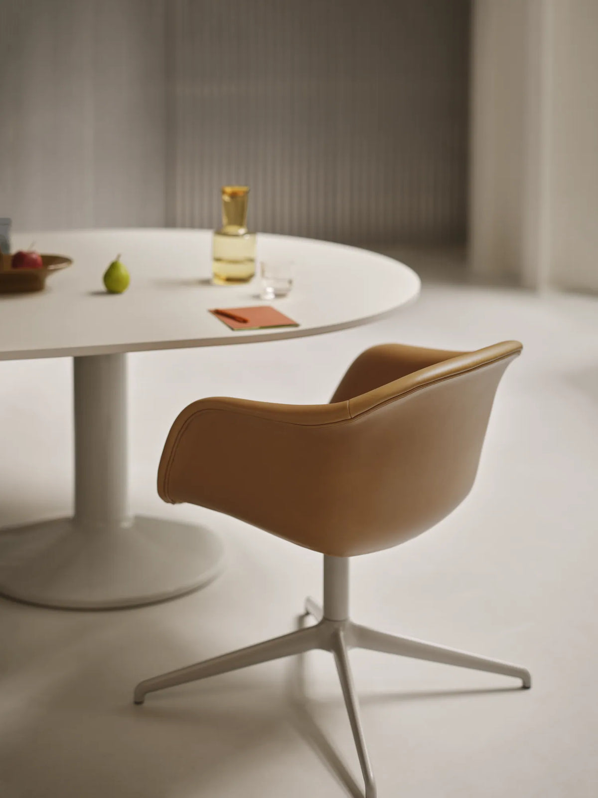 Muuto Fiber Soft Armchair polstret stol med armlener og svingbart understell. Velg tekstil