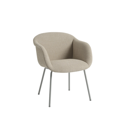 Muuto Fiber Soft Armchair polstret stol med armlener og rørunderstell. Velg tekstil