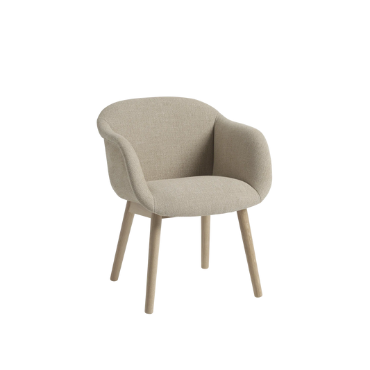 Muuto Fiber Soft Armchair polstret stol med armlener og trebein. Velg tekstil