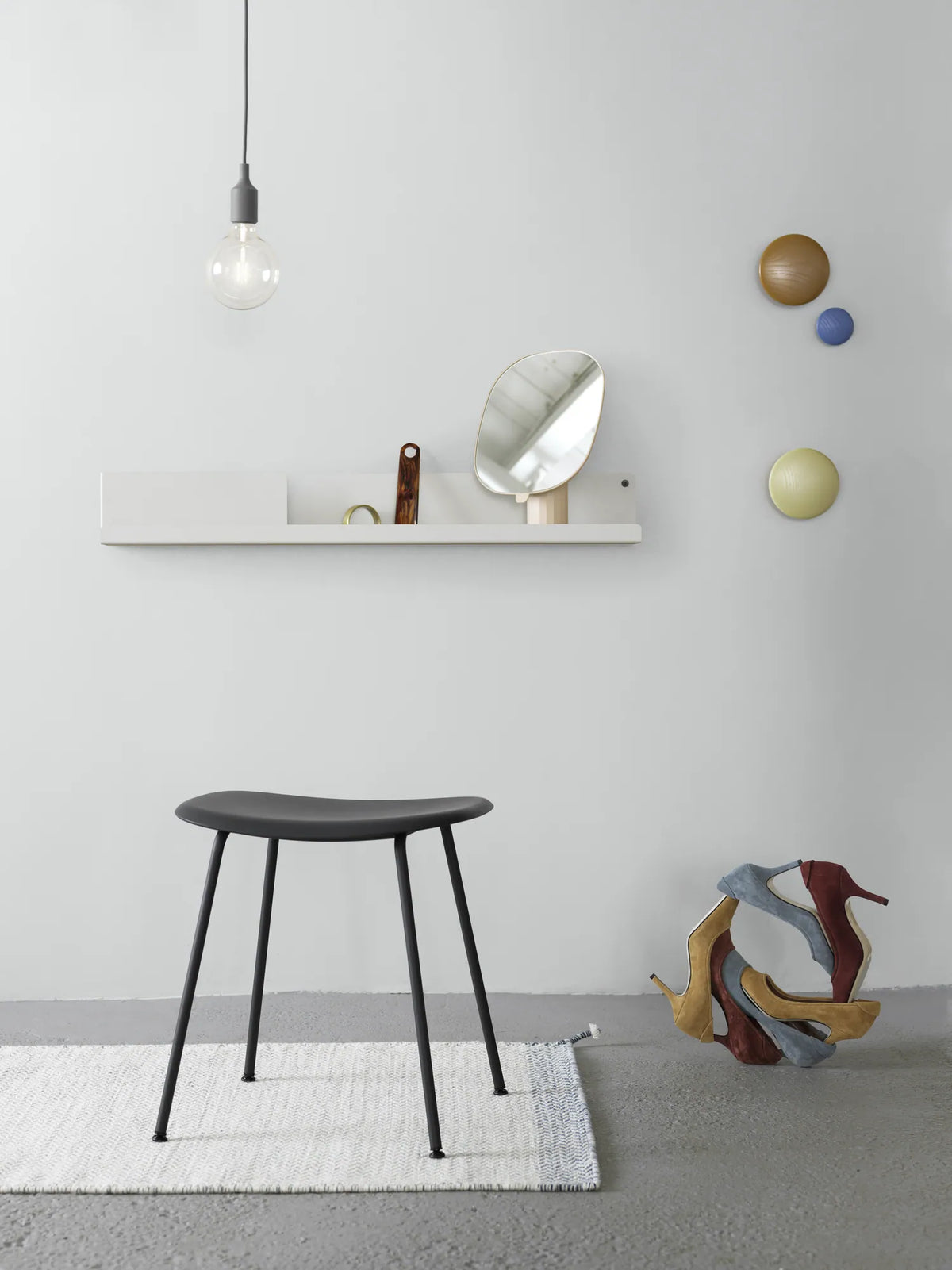 Muuto Fiber Stool krakk med rørunderstell, uten polstring. Velg understell og skall