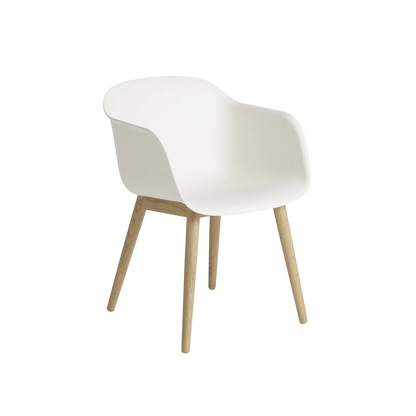 Muuto Fiber Armchair stol med armlener og trebein, polstret. Velg tekstil
