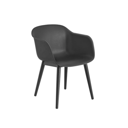 Muuto Fiber Armchair stol med armlener og trebein, frontpolstret. Velg tekstil