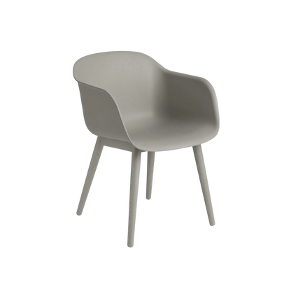 Muuto Fiber Armchair stol med armlener og trebein, frontpolstret. Velg tekstil