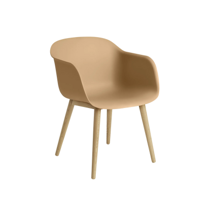 Muuto Fiber Armchair stol med armlener og trebein, polstret. Velg tekstil