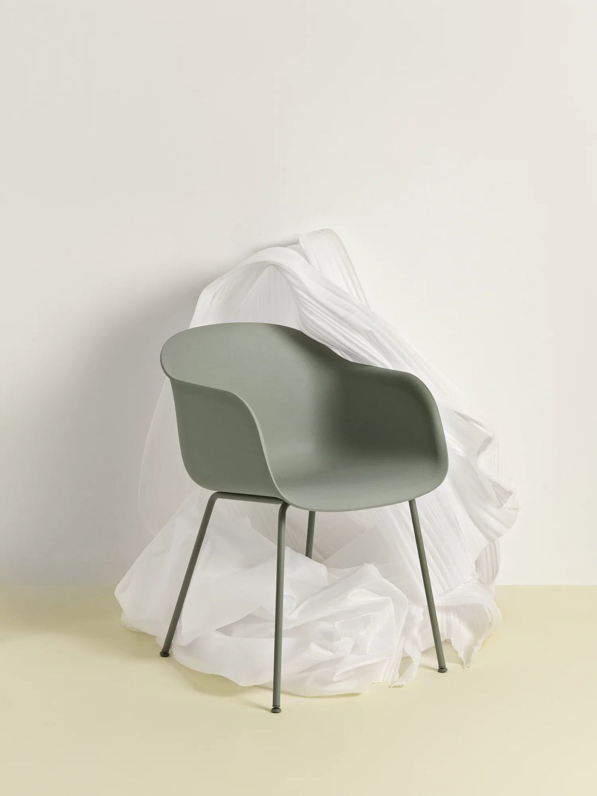 Muuto Fiber Armchair stol med armlener og rørunderstell, frontpolstret. Velg tekstil