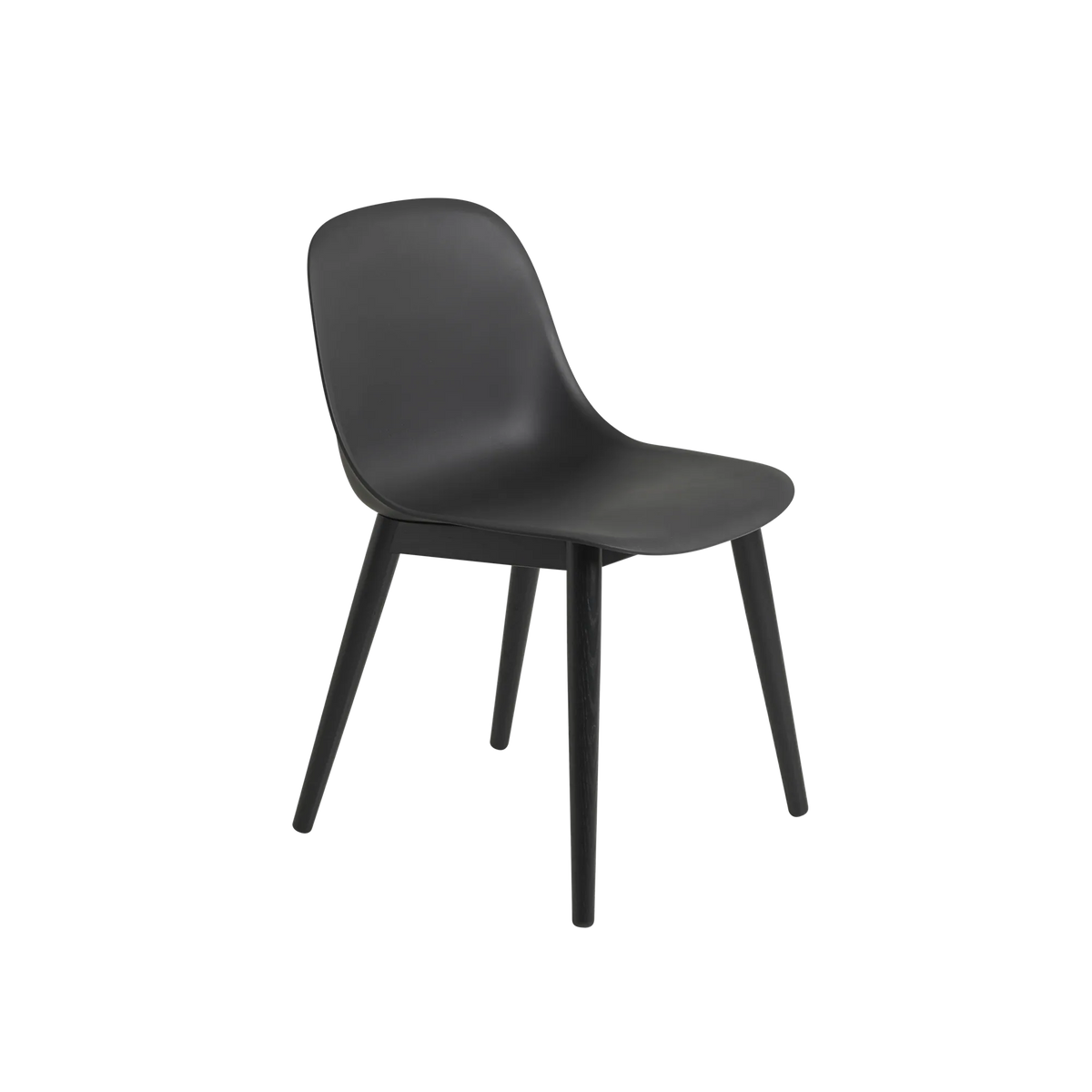 Muuto Fiber Side Chair spisestol med trebein, uten polstring. Velg understell og skall