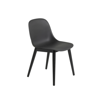 Muuto Fiber Side Chair spisestol med trebein, uten polstring. Velg understell og skall