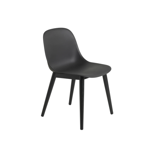 Muuto Fiber Side Chair spisestol med trebein, uten polstring. Velg understell og skall