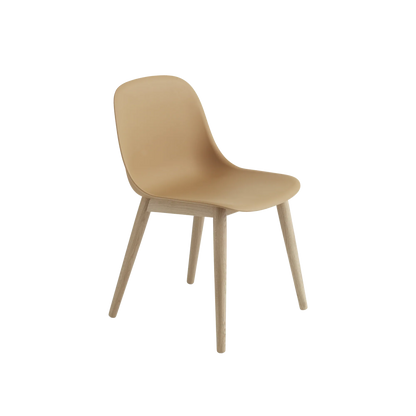 Muuto Fiber Side Chair spisestol med trebein, polstret. Velg tekstil