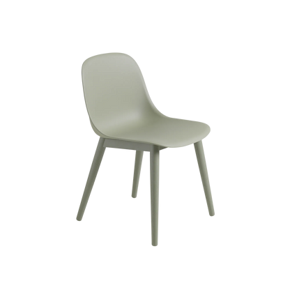 Muuto Fiber Side Chair spisestol med trebein, uten polstring. Velg understell og skall