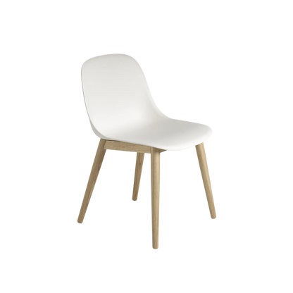 Muuto Fiber Side Chair spisestol med trebein, uten polstring. Velg understell og skall