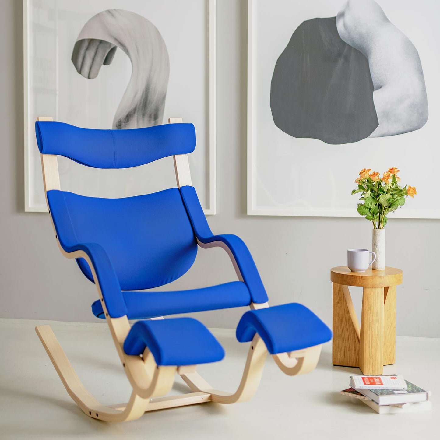 Varier Gravity stol i Tonal svart og lys brun ask. Bestillingsvare.