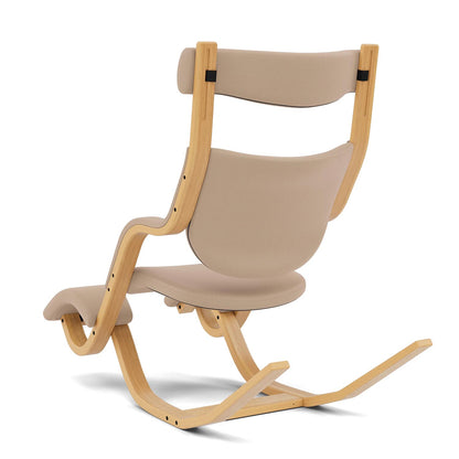 Varier Gravity stol i Tonal beige og lys brun ask. Bestillingsvare.