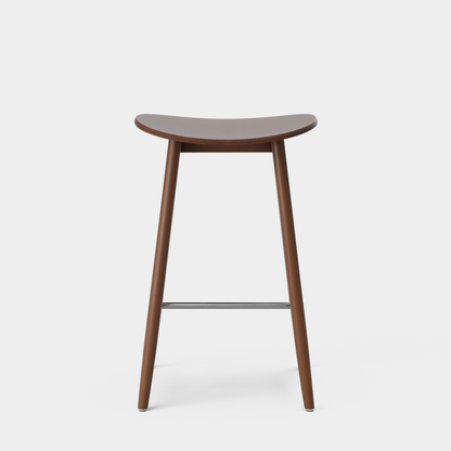 Massproductions Icha barkrakk – Sittehøyde 65 cm / Valnøttbeiset bøk
