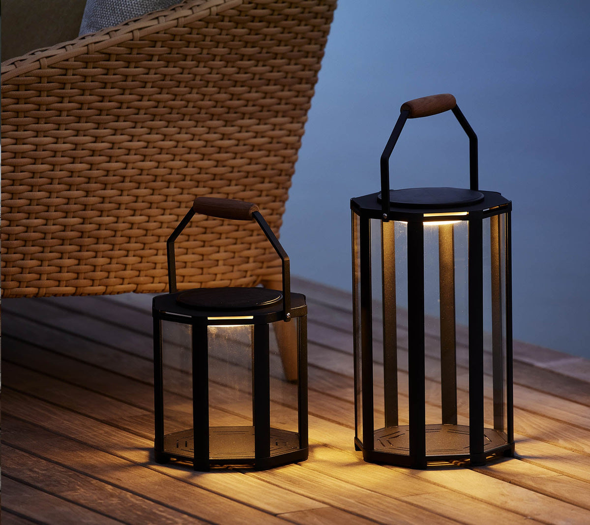 Cane-line Lightlux lanterne mini m/teakhåndtak, lava grey aluminium – miljøbilde 2
