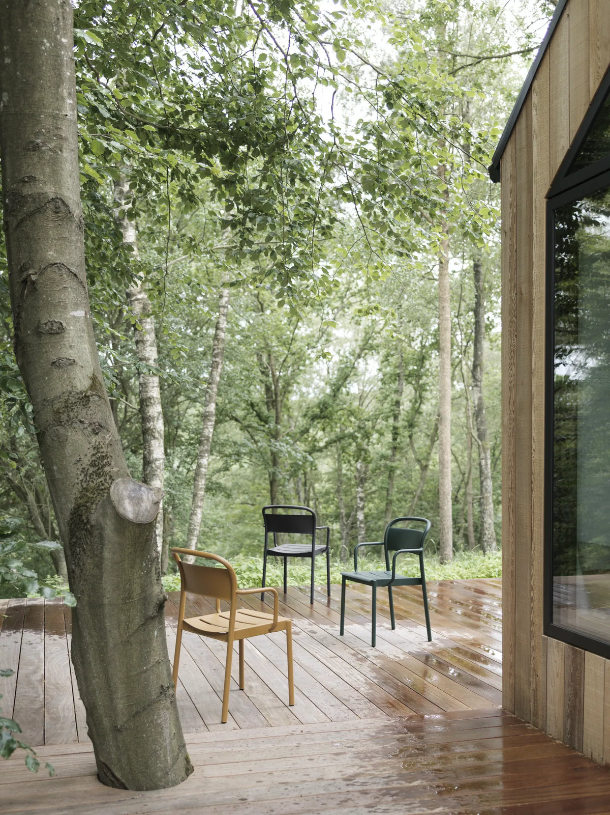 Muuto Linear Steel utestol med armlener. Velg farge
