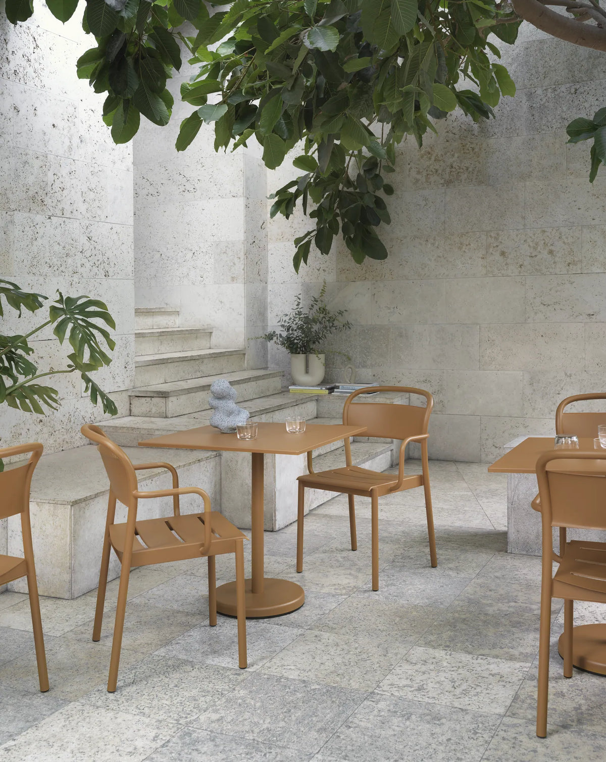 Muuto Linear Steel utestol med armlener. Velg farge