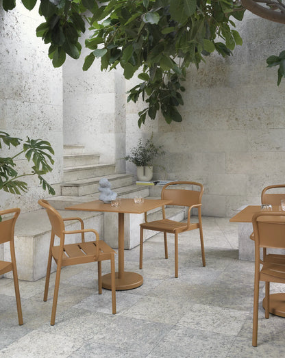 Muuto Linear Steel utestol med armlener. Velg farge