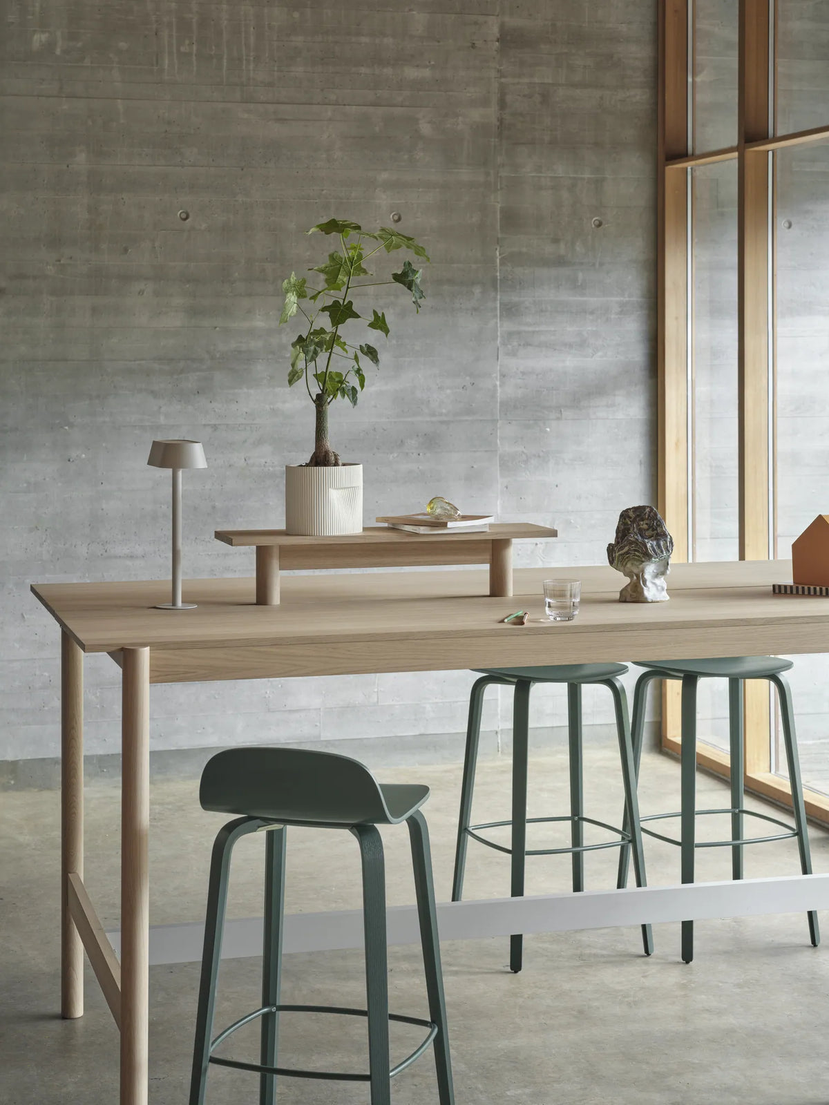 Muuto Visu Bar Stool barstol H75 med trebein, uten polstring. Velg sete og glidere