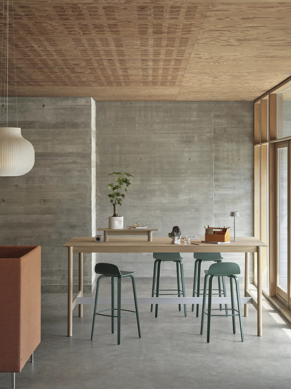 Muuto Visu Counter Stool barkrakk H65 med trebein, polstret. Velg tekstil