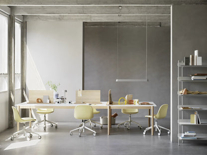 Muuto Fiber Side Chair spisestol med svingbart understell og hjul, uten polstring. Velg understell og skall
