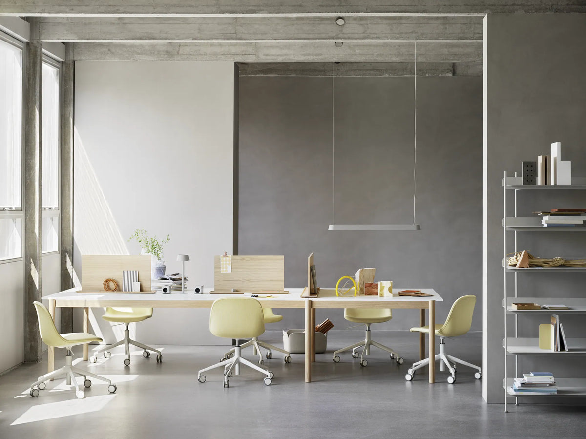 Muuto Fiber Side Chair spisestol med svingbart understell og hjul, polstret. Velg tekstil
