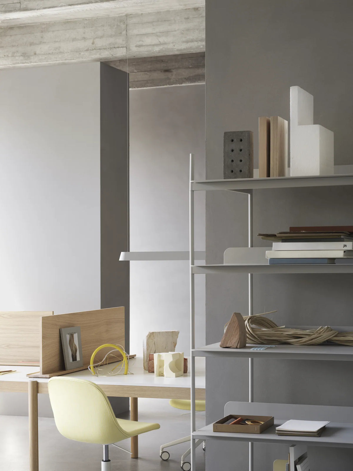 Muuto Fiber Side Chair spisestol med svingbart understell, uten polstring. Velg understell og funksjon