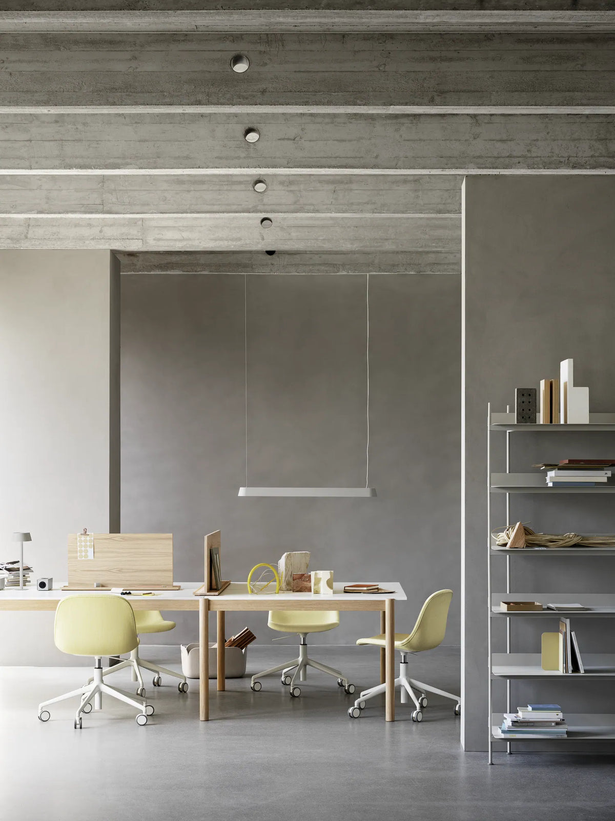 Muuto Fiber Side Chair spisestol med svingbart understell og hjul, polstret. Velg tekstil