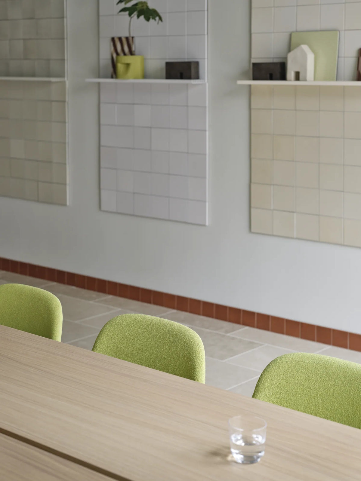 Muuto Fiber Side Chair spisestol med svingbart understell, uten polstring. Velg understell og funksjon