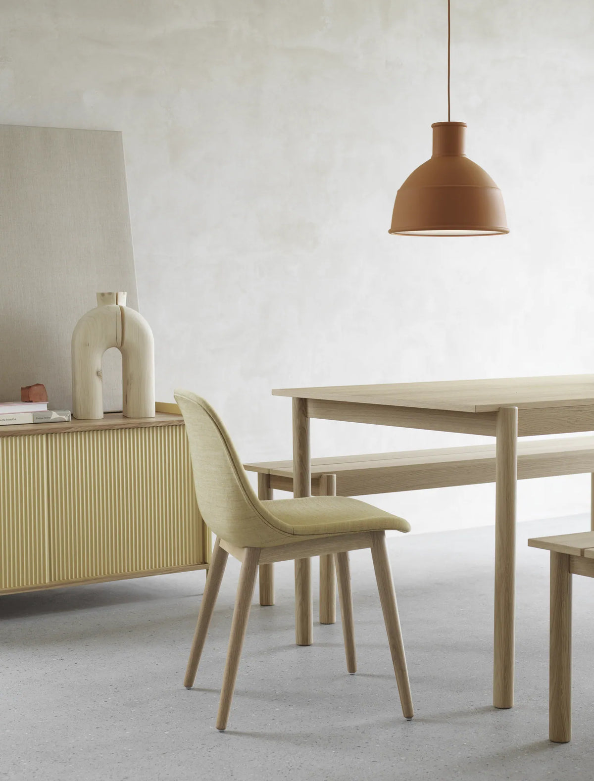 Muuto Fiber Side Chair spisestol med trebein, polstret. Velg tekstil