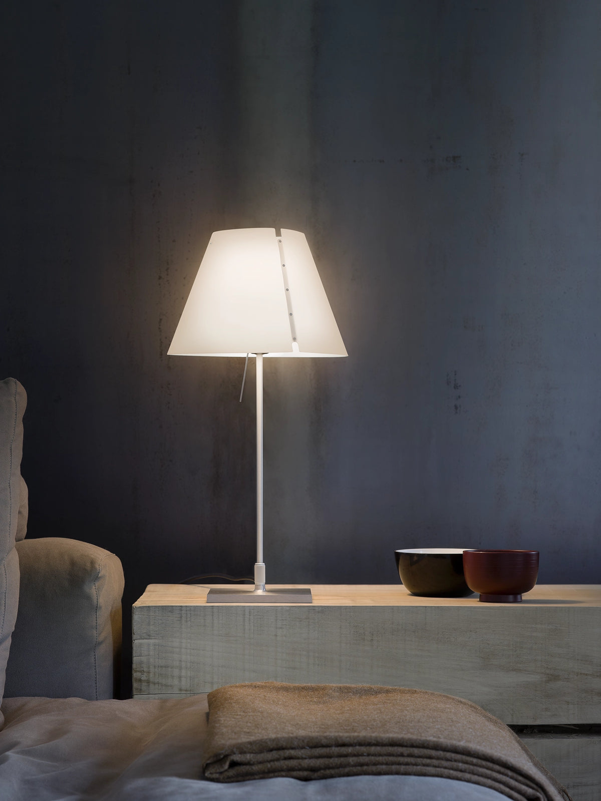 Luceplan Costanzina bordlampe med festepinne. Velg farge