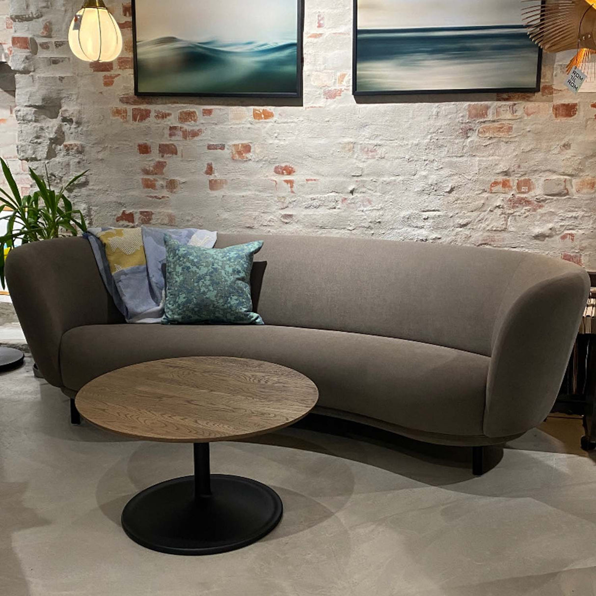 Massproductions "Dandy" sofa 230 cm lengde.Utstillingsmodell i Linara stoff med svarte bein. Må hentes / bringes i Trondheim.