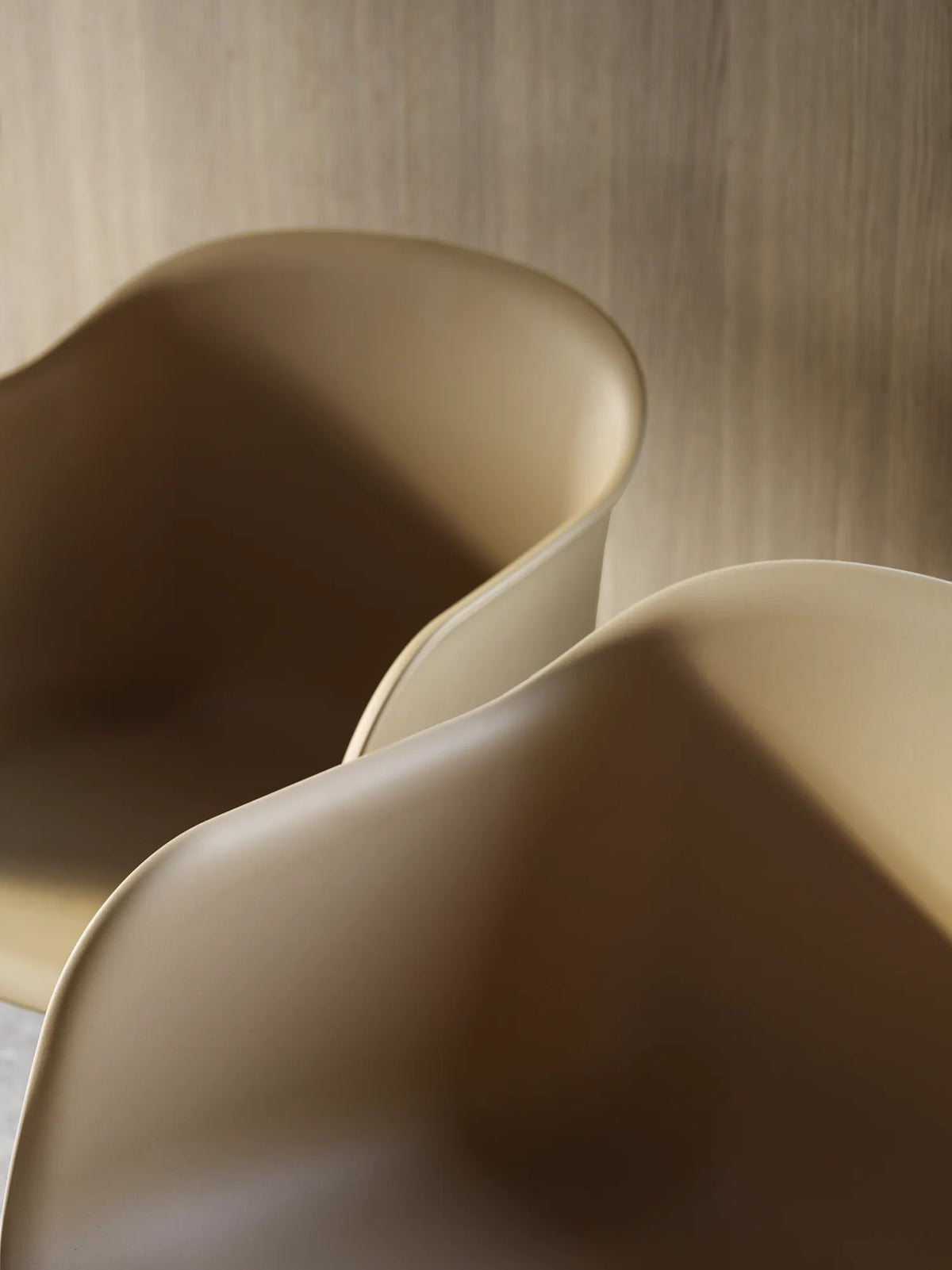 Muuto Fiber Armchair stol med armlener og svingbart understell, polstret. Velg tekstil