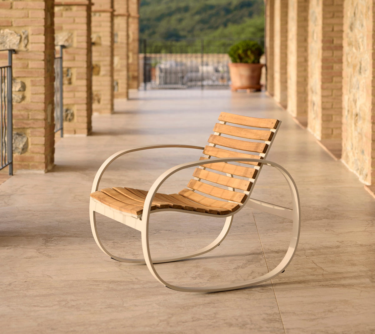 Cane-line Parc gyngestol, teak – miljøbilde 1